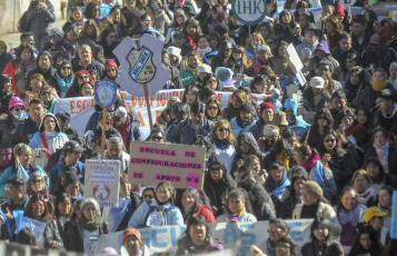 Jujuy, Argentina.- En las fotos tomadas el 14 de junio del 2023, miles de docentes, trabajadores estatales y militantes de organizaciones sociales marcharon en San Salvador de Jujuy en reclamo de una recomposición salarial y en contra de la reforma constitucional, así como por la derogación de un decreto del gobernador radical Gerardo Morales que "avanza en la criminalización de la protesta", donde autoriza la represión policial, da intervención directa a la Justicia penal y cobra multas a quienes corten calles u ocupen espacios públicos en demanda de mayores derechos.