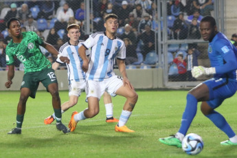 San Juan, Argentina.- En las fotos tomadas el 31 de mayo del 2023, durante el partido entre Argentina y Nigeria en el Estadio San Juan del Bicentenario por los octavos de final del Mundial Sub-20. El seleccionado argentino quedó eliminado del Mundial al perder por 2 a 0 ante Nigeria, con goles en el segundo tiempo de Ibrahim Muhammad a los 15 minutos y Rilwanu Sarki a los 45 para el conjunto africano.