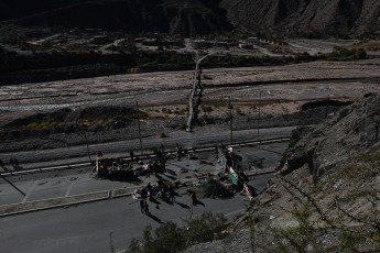 Jujuy, Argentina.- En las fotos tomadas el 22 de junio del 2023, en Purmamarca, comunidades originarias continúan el corte en la ruta 9 como parte de las protestas contra la reforma parcial a la Constitución local, la represión policial y la actitud autoritaria del gobernador Gerardo Morales. Las protestas han dejado un saldo de más de 170 heridos, algunos de gravedad, y alrededor de 70 detenidos. Durante las últimas jornadas las manifestantes comenzaron a exigir la renuncia de Morales.