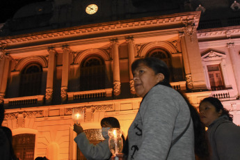 Jujuy, Argentina.- En las fotos tomadas el 25 de junio del 2023, docentes autoconvocados de Jujuy se manifestaron en contra de la decisión de levantar el paro, en reclamo de salarios dignos, contra la reforma constitucional, y exigieron la realización de una nueva asamblea que garantice una participación más amplia. La semana pasada, tras la violenta represión policial en la provincia durante una protesta contra la reforma constitucional, que causó más de 170 heridos y 68 detenidos, las autoridades del Gobierno buscaron avanzaron con "una mejora salarial" a fin de que los docentes retornen a las clases.