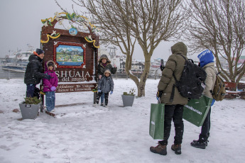 Tierra del Fuego, Argentina.- En las fotos tomadas el 13 de junio del 2023, muestra las calles tras la primera nevada del año con acumulación en el casco céntrico de las ciudades durante las últimas horas en Tierra del Fuego. Según el Servicio Meteorológico Nacional (SMN), debido a un descenso de temperatura se emitieron varias alertas por nevadas en distintas provincias de la Argentina. La región montañosa de Mendoza, Neuquén, Río Negro y Chubut experimentarán nevadas intensas con acumulaciones de nieve que podrían alcanzar entre 15 y 30 centímetros.