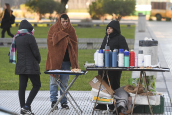 Buenos Aires, Argentina.- En las fotos tomadas el 13 de junio del 2023, muestra las calles de Buenos Aires en medio de la ola de frío que atraviesa el país. El Servicio Meteorológico Nacional (SMN) emitió alertas amarillas por frío extremo para la Ciudad de Buenos Aires y 16 provincias. Después de un comienzo de semana marcado por la ola polar que afecta a la mitad del país, más de 30 localidades amanecieron este martes con temperaturas bajo cero.