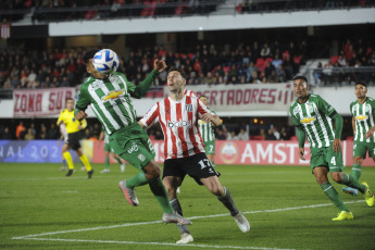 La Plata, Argentina.- In the photos taken on June 28, 2023, during the match between Estudiantes and Oriente Petrolero in the closing of group C of the Copa Sudamericana at the Jorge Luis Hirschi Stadium. Estudiantes thrashed Oriente Petrolero 4-0 but finished second in Group C, which led them to the playoffs that they will have to play with a third party from Libertadores to qualify for the round of 16.