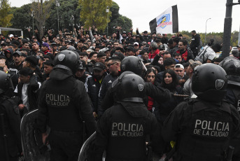 Buenos Aires, Argentina.- In the photos taken on June 6, 2023, it shows Colo Colo fans during the incidents in the vicinity of the Bombonera. Boca Juniors beat Colo Colo 1-0 and secured their qualification to the Copa Libertadores round of 16, however, once the game ended, serious incidents occurred between both fans. In relation to the injured, it was found that six people were treated at the Hospital.