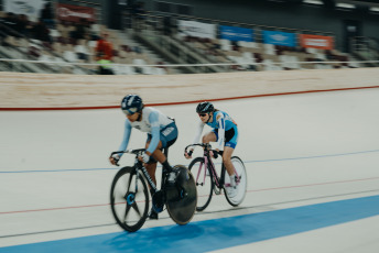 San Juan, Argentina.- En las fotos tomadas el 18 de junio del 2023, durante el cierre del primer panamericano de pista de la historia realizado en San Juan, Argentina. La disputa en ambas ramas de la especialidad Madison (también llamada Americana), sumado a otras tres finales, dieron por finalizada este domingo la edición 2023 del Campeonato Panamericano de ciclismo. El seleccionado canadiense de ciclismo en pista encabezó el medallero del campeonato, peleando por ese primer lugar con los representativos de Colombia y México.