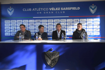 Buenos Aires, Argentina.- En las fotos tomadas el 5 de junio del 2023, Ricardo Gareca (2do derecha) se despidió de Vélez Sarsfield tras un segundo ciclo en donde las cosas no salieron bien para el ex entrenador de la Selección peruana. "No pude mejorar a Vélez y soy responsable. Me costó encontrarle la vuelta al equipo" , dijo el ‘Tigre’ en una rueda de prensa.