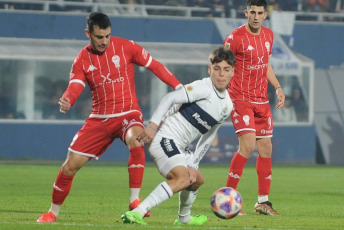 La Plata, Argentina.- In the photos taken on June 13, 2023, during the match between Gimnasia and Huracán for the 20th. date of the Argentine Professional League at the Juan Carmelo Zerillo Stadium. Gimnasia beat Huracán 1-0 at home. The goal was scored by Cristian Tarragona, at 89 minutes. On the next date, Gimnasia will face Central Córdoba, while Huracán will have Newell's as a rival.