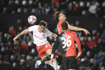 Santa Fe, Argentina.- En las fotos tomadas el 13 de junio del 2023, durante el partido entre Colón y Estudiantes en un partido de la jornada 20 de la Liga Profesional Argentina, en el Estadio Brigadier Gral. Estanislao López. Colón venció por 1-0 a Estudiantes como local, con gol de Facundo Garcés, a los 34 minutos. En la próxima fecha, Estudiantes se medirá con San Lorenzo, mientras que Colón tendrá como rival a Rosario Central.