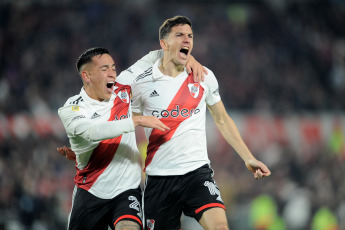 Buenos Aires, Argentina.- En las fotos tomadas el 22 de junio del 2023, durante el partido entre River Plate e Instituto en el Estadio Monumental. River Plate derrotó 3-1 a Instituto y estiró su diferencia a 10 puntos sobre su escolta, Talleres, que tiene un partido menos. Goles de Nicolás De La Cruz, Nacho Fernández y Lucas Beltrán para el conjunto de Martín Demichelis.