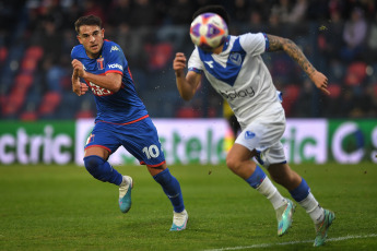 Buenos Aires, Argentina.- En las fotos tomadas el 22 de junio del 2023, durante el partido entre Tigre y Vélez por la jornada 21 de la Liga Profesional Argentina en el Estadio Monumental de Victoria. Tigre venció por 2-1 a Vélez como local. En la próxima fecha, Tigre se medirá con Defensa y Justicia, mientras que Vélez tendrá como rival a Arsenal.