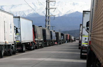 Mendoza, Argentina.- En las fotos tomadas el 28 de junio del 2023, muestra a los transportistas varados en Uspallata tras el cierre del paso internacional Cristo Redentor. Las fuertes lluvias en el lado chileno del Corredor Internacional y la gran cantidad de agua y nieve que ha precipitado ha dejado en muy mal estado las rutas en el país vecino. Debido a esto, y de manera preventiva, el Paso Cristo Redentor permanecerá cerrado al menos una semana más mientras se realizan las tareas de reparación, informó la Coordinación Argentina.