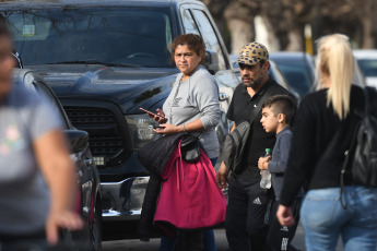 Buenos Aires, Argentina.- En las fotos tomadas el 8 de junio del 2023, familiares y simpatizantes de Elián Ángel Valenzuela, conocido como L-Gante, esperan la indagatoria del cantante en el marco de la causa en la que fue detenido acusado de amenazas y la privación ilegal de la libertad de dos personas en un hecho ocurrido en mayo pasado tras una pelea a la salida de un boliche de la localidad bonaerense de General Rodríguez, informaron fuentes judiciales.