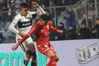 La Plata, Argentina.- En las fotos tomadas el 13 de junio del 2023, durante el partido entre Gimnasia y Huracán por la 20ma. fecha de la Liga Profesional Argentina en el Estadio Juan Carmelo Zerillo. Gimnasia venció por 1-0 a Huracán como local. El gol fue marcado por Cristian Tarragona, a los 89 minutos. En la próxima fecha, Gimnasia se medirá con Central Córdoba, mientras que Huracán tendrá como rival a Newell’s.