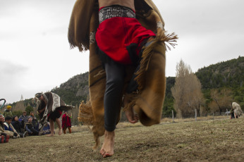 Rio Negro, Argentina.- En las fotos tomadas el 20 de junio del 2023, comunidades Mapuche, celebraron el Wiñoy Tripantu (año nuevo) en el solsticio de invierno. Para los pueblos indígenas de América del Sur el solsticio de invierno representa la llegada de un nuevo ciclo de vida de la Madre Tierra. Según sostienen en sus creencias, la luz solar tendrá una duración de aproximadamente nueve horas, por lo que el día más corto del año y, por lo tanto, la noche más larga da comienzo a un nuevo ciclo de la naturaleza y al inicio del invierno.