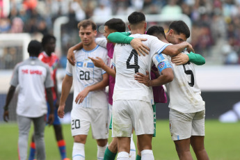 Santiago del Estero, Argentina.- In the photos taken on June 1, 2023, during the match between Uruguay and Gambia for the round of 16 of the U-20 World Cup at the Madre de Ciudades stadium in Santiago del Estero (north). Uruguay beat Gambia 1-0 with Anderson Duarte's goal (65) and advanced to the quarterfinals of the ecumenical tournament, where they will face the United States.