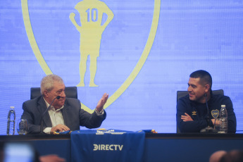 Buenos Aires, Argentina.- En las fotos tomadas el 14 de junio del 2023, Juan Román Riquelme habló en conferencia de prensa y confirmó que su partido homenaje será el domingo 25 de junio, en La Bombonera, ante una multitud de hinchas de Boca que lo despedirán. “Va a jugar en la cancha más linda del mundo, con la hinchada más linda del mundo”, dijo Román.