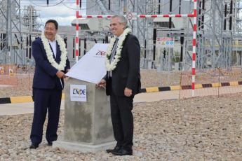 Yacuiba, Bolivia.- In the photos taken on June 1, 2023, the President of Bolivia, Luis Arce (left), met with his Argentine counterpart, Alberto Fernández (right), to deliver the Juana Azurduy de Padilla electroduct, the first electrical project between both countries. The plant contains two substations: one in the town of Yaguacua, Bolivia, and another in the city of Tartagal, Argentina, and was promoted based on the Memorandum of Understanding for the Exchange of Electric Power between Argentina and Bolivia, with a power of 132 kilowatts. and 110 kilometers in length.