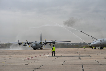 Buenos Aires, Argentina.- En las fotos tomadas el 6 de junio del 2023, el ministro de Defensa, Jorge Taiana, encabezó acto de incorporación de aeronave Hércules para la Fuerza Aérea. La aeronave, Hércules C-130H fue enviada por Estados Unidos, en el marco de un intercambio de cooperación militar que desde Washington definieron como “histórico” entre ambos países.