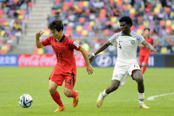 Santiago del Estero, Argentina.- En las fotos tomadas el 4 de junio del 2023, durante el partido entre Corea del Sur y Nigeria por los cuartos de final del Mundial Sub-20 en el Estadio Único Madre de Ciudades. Corea del Sur, con un gol del central Choi Seokhyun en la primera parte de la prórroga, superó este domingo a Nigeria por 1-0 y se medirá con Italia por un puesto en la final del Mundial.