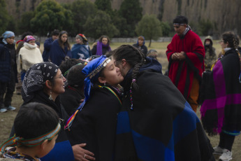 Rio Negro, Argentina.- En las fotos tomadas el 20 de junio del 2023, comunidades Mapuche, celebraron el Wiñoy Tripantu (año nuevo) en el solsticio de invierno. Para los pueblos indígenas de América del Sur el solsticio de invierno representa la llegada de un nuevo ciclo de vida de la Madre Tierra. Según sostienen en sus creencias, la luz solar tendrá una duración de aproximadamente nueve horas, por lo que el día más corto del año y, por lo tanto, la noche más larga da comienzo a un nuevo ciclo de la naturaleza y al inicio del invierno.