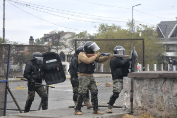 Jujuy, Argentina.- En las fotos tomadas el 20 de junio del 2023, varias decenas de personas resultaron heridas, una de ellas de gravedad, en fuertes enfrentamientos entre manifestantes y policías en Jujuy, en el noroeste de Argentina. Los altercados se dieron mientras la legislatura provincial instauraba una nueva Constitución que penaliza algunas formas de protesta.