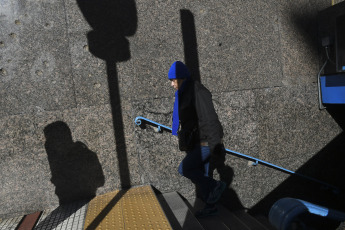 Santiago, Chile.- En las fotos tomadas el 19 de mayo del 2024, muestra las calles de Santiago que está bajo un congelamiento récord. Después de una “ola de frío” de ocho días que azotó la región capitalina esta semana, la temperatura promedio de mayo cayó a 37 grados Fahrenheit (2 grados Celsius), la más fría desde 1950, según Angélica Guzámán, meteoróloga de la Dirección Meteorológica de Chile.