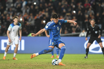 La Plata, Argentina.- En las fotos tomadas el 31 de mayo del 2023, Inglaterra se enfrenta a su par de Italia en el estadio Diego Armando Maradona de la capital bonaerense de La Plata, por los octavos de final del Mundial de la categoría Argentina 2023. Italia venció 2-1 a Inglaterra y se clasificó a los cuartos de final del Mundial Sub 20 y será nuevo rival de Colombia. Los goles fueron marcados por Tommaso Baldanzi y Cesare Casadei para la Scuadra Azzurra, y Alfie Devine para los Tres Leones.