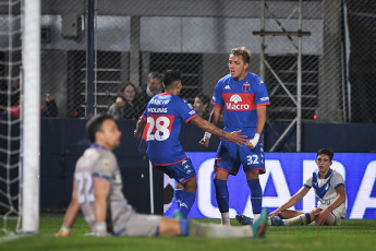 Buenos Aires, Argentina.- En las fotos tomadas el 22 de junio del 2023, durante el partido entre Tigre y Vélez por la jornada 21 de la Liga Profesional Argentina en el Estadio Monumental de Victoria. Tigre venció por 2-1 a Vélez como local. En la próxima fecha, Tigre se medirá con Defensa y Justicia, mientras que Vélez tendrá como rival a Arsenal.