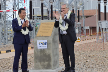 Yacuiba, Bolivia.- En las fotos tomadas el 1 de junio del 2023, el Presidente de Bolivia, Luis Arce (izquierda), se reunió con su homólogo de Argentina, Alberto Fernández (derecha), para realizar la entrega del electroducto Juana Azurduy de Padilla, el primer proyecto eléctrico entre ambos países. La planta contiene dos subestaciones: una en la localidad de Yaguacua, Bolivia, y otra en la ciudad de Tartagal, Argentina y fue impulsada a partir del Memorándum de Entendimiento para el Intercambio de Energía Eléctrica entre Argentina y Bolivia, con una potencia de 132 kilovatios y 110 kilómetros de longitud.