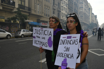 Buenos Aires, Argentina.- In the photos taken on June 3, 2023, a crowd gathered in front of the Congress in Buenos Aires, shouting 'not one less'. The murder of a young woman at the hands of an office colleague who was harassing her framed this Saturday the eighth annual march against gender violence in Argentina where in 2022 there were 252 femicides, according to the Supreme Court of Justice. The call, Not One Less also emphasized the economic inequalities suffered by women.