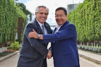 Yacuiba, Bolivia.- En las fotos tomadas el 1 de junio del 2023, el Presidente de Bolivia, Luis Arce (derecha), se reunió con su homólogo de Argentina, Alberto Fernández (izquierda), para realizar la entrega del electroducto Juana Azurduy de Padilla, el primer proyecto eléctrico entre ambos países. La planta contiene dos subestaciones: una en la localidad de Yaguacua, Bolivia, y otra en la ciudad de Tartagal, Argentina y fue impulsada a partir del Memorándum de Entendimiento para el Intercambio de Energía Eléctrica entre Argentina y Bolivia, con una potencia de 132 kilovatios y 110 kilómetros de longitud.