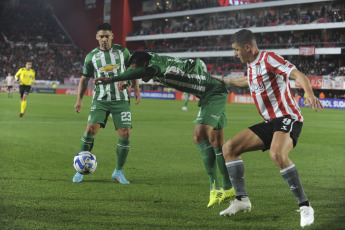 La Plata, Argentina.- In the photos taken on June 28, 2023, during the match between Estudiantes and Oriente Petrolero in the closing of group C of the Copa Sudamericana at the Jorge Luis Hirschi Stadium. Estudiantes thrashed Oriente Petrolero 4-0 but finished second in Group C, which led them to the playoffs that they will have to play with a third party from Libertadores to qualify for the round of 16.