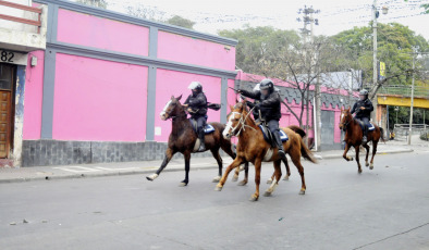 Jujuy, Argentina.- En las fotos tomadas el 20 de junio del 2023, varias decenas de personas resultaron heridas, una de ellas de gravedad, en fuertes enfrentamientos entre manifestantes y policías en Jujuy, en el noroeste de Argentina. Los altercados se dieron mientras la legislatura provincial instauraba una nueva Constitución que penaliza algunas formas de protesta.