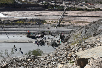 Jujuy, Argentina.- En las fotos tomadas el 22 de junio del 2023, en Purmamarca, comunidades originarias continúan el corte en la ruta 9 como parte de las protestas contra la reforma parcial a la Constitución local, la represión policial y la actitud autoritaria del gobernador Gerardo Morales. Las protestas han dejado un saldo de más de 170 heridos, algunos de gravedad, y alrededor de 70 detenidos. Durante las últimas jornadas las manifestantes comenzaron a exigir la renuncia de Morales.