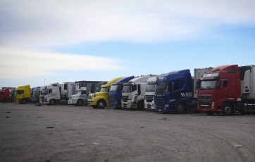 Mendoza, Argentina.- In the photos taken on June 27, 2023, it shows the trucks stranded in Mendoza due to the temporary closure of the Cristo Redentor International Pass. The Mendoza Truck Owners Association (Aprocam) reported that there are at least 2,000 trucks stranded and indicated that "the situation is serious" due to the snow and rain storm last week that destroyed stretches of road on the Chilean side, where landslides were recorded that left large rocks in the middle of the road.