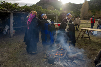 Rio Negro, Argentina.- En las fotos tomadas el 20 de junio del 2023, comunidades Mapuche, celebraron el Wiñoy Tripantu (año nuevo) en el solsticio de invierno. Para los pueblos indígenas de América del Sur el solsticio de invierno representa la llegada de un nuevo ciclo de vida de la Madre Tierra. Según sostienen en sus creencias, la luz solar tendrá una duración de aproximadamente nueve horas, por lo que el día más corto del año y, por lo tanto, la noche más larga da comienzo a un nuevo ciclo de la naturaleza y al inicio del invierno.