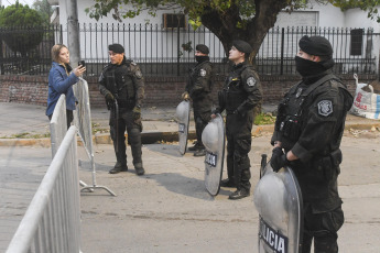 Buenos Aires, Argentina.- En las fotos tomadas el 8 de junio del 2023, L-Gante fue trasladado durante las primeras horas de la mañana, sin que pudiera ser visto, a la sede de la UFI 9 de General Rodríguez, en la calle Balcarce 319 de ese partido del oeste del conurbano, para ser indagado por la fiscal Rodríguez por los delitos de "privación ilegítima de la libertad, amenazas simples y amenazas coactivas.