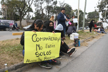 Jujuy, Argentina.- En las fotos tomadas el 21 de junio del 2023, el secretario de Derechos Humanos de la Nación, Horacio Pietragalla, llegó al penal del barrio Alto Comedero, en el sur de la capital jujeña, donde permanecen aún 53 personas detenidas según el reporte oficial. Son parte de los manifestantes que protagonizaron la violenta jornada del martes 20 de junio.