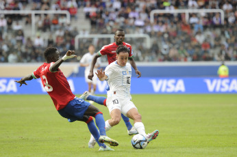 Santiago del Estero, Argentina.- In the photos taken on June 1, 2023, during the match between Uruguay and Gambia for the round of 16 of the U-20 World Cup at the Madre de Ciudades stadium in Santiago del Estero (north). Uruguay beat Gambia 1-0 with Anderson Duarte's goal (65) and advanced to the quarterfinals of the ecumenical tournament, where they will face the United States.