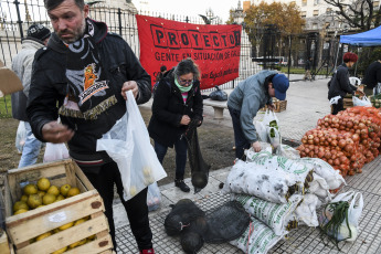 Buenos Aires, Argentina.- En las fotos tomadas el 14 de junio del 2023, organizaciones sociales entregan alimentos frente al Congreso de Buenos Aires, en medio de la situación económica que atraviesa el país. Argentina registró en mayo un incremento de los precios al consumidor de 7.8%, que lleva la inflación a 12 meses a 114.2%, informó el instituto oficial de estadísticas Indec. En lo que va del año, la inflación es de 42.2%.