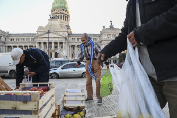 Buenos Aires, Argentina.- In the photos taken on June 14, 2023, social organizations deliver food in front of the Buenos Aires Congress, in the midst of the economic situation that the country is going through. Argentina recorded a 7.8% increase in consumer prices in May, which brings 12-month inflation to 114.2%, the official statistics institute Indec reported. So far this year, inflation is 42.2%.