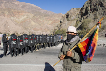 Jujuy, Argentina.- En las fotos tomadas el 18 de junio del 2023, durante las protestas y cortes de ruta en Jujuy, Argentina, contra la reforma de la Constitución. Las protestas en el distrito del norte argentino, fueron encabezadas por comunidades originarias, gremios y partidos políticos que rechazaron tanto el contenido como el tratamiento brindado por los convencionales constituyentes jujeños.