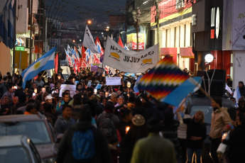 Jujuy, Argentina.- En las fotos tomadas el 21 de junio del 2023, durante la marcha de antorchas en Jujuy por la liberación de los detenidos. Tras los incidentes que se produjeron en las inmediaciones de la Legislatura de Jujuy, manifestantes exigen la liberación de las casi 70 personas que fueron detenidas durante los enfrentamientos con las fuerzas de seguridad.