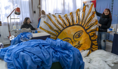 Buenos Aires, Argentina.- En las fotos tomadas el 20 de junio del 2023, en el marco de un nuevo aniversario del Día de la Bandera, se desplegó una bandera oficial de 23,5 metros de ancho por 13,3 metros de alto, equivalente a lo que sería un edificio de ocho pisos, precisó el gobierno porteño a través de un comunicado. El paño fue realizado por las distintas áreas que integran el Taller de Banderas de la Dirección General de Competencias y Talleres bajo la órbita de la Secretaría de Atención Ciudadana y Gestión Comunal de la Ciudad.