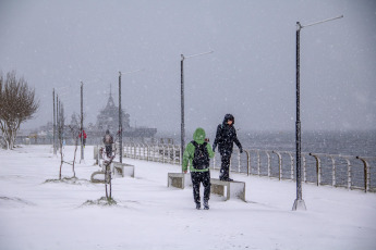 Tierra del Fuego, Argentina.- In the photos taken on June 13, 2023, it shows the streets after the first snowfall of the year with accumulation in the downtown area of the cities during the last hours in Tierra del Fuego. According to the National Meteorological Service (SMN), due to a drop in temperature, several alerts were issued for snowfall in different provinces of Argentina. The mountainous region of Mendoza, Neuquén, Río Negro and Chubut will experience heavy snowfall with snow accumulations that could reach between 15 and 30 centimeters.