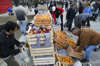 Buenos Aires, Argentina.- En las fotos tomadas el 14 de junio del 2023, organizaciones sociales entregan alimentos frente al Congreso de Buenos Aires, en medio de la situación económica que atraviesa el país. Argentina registró en mayo un incremento de los precios al consumidor de 7.8%, que lleva la inflación a 12 meses a 114.2%, informó el instituto oficial de estadísticas Indec. En lo que va del año, la inflación es de 42.2%.