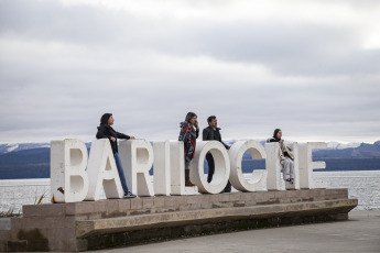 Bariloche, Argentina.- En las fotos tomadas el 18 de junio del 2023, turistas nacionales e internacionales visitan la ciudad rionegrina de San Carlos de Bariloche este fin de semana extra largo. Mendoza y Bariloche se convirtieron en dos de los destinos turísticos más elegidos. Mientras que el Gobierno mendocino reportó un 85