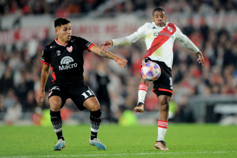 Buenos Aires, Argentina.- En las fotos tomadas el 22 de junio del 2023, durante el partido entre River Plate e Instituto en el Estadio Monumental. River Plate derrotó 3-1 a Instituto y estiró su diferencia a 10 puntos sobre su escolta, Talleres, que tiene un partido menos. Goles de Nicolás De La Cruz, Nacho Fernández y Lucas Beltrán para el conjunto de Martín Demichelis.