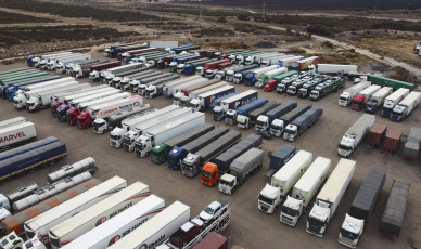 Mendoza, Argentina.- In the photos taken on June 27, 2023, it shows the trucks stranded in Mendoza due to the temporary closure of the Cristo Redentor International Pass. The Mendoza Truck Owners Association (Aprocam) reported that there are at least 2,000 trucks stranded and indicated that "the situation is serious" due to the snow and rain storm last week that destroyed stretches of road on the Chilean side, where landslides were recorded that left large rocks in the middle of the road.