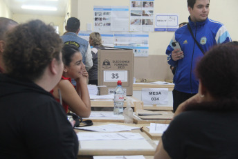 Formosa, Argentina.- En las fotos tomadas el 25 de junio del 2023, las personas emiten su voto en los comicios locales de Córdoba y Formosa. En el preámbulo de las elecciones generales de octubre próximo, dos provincias argentinas acudieron a las urnas este domingo, Formosa y Córdoba. Con más del 90